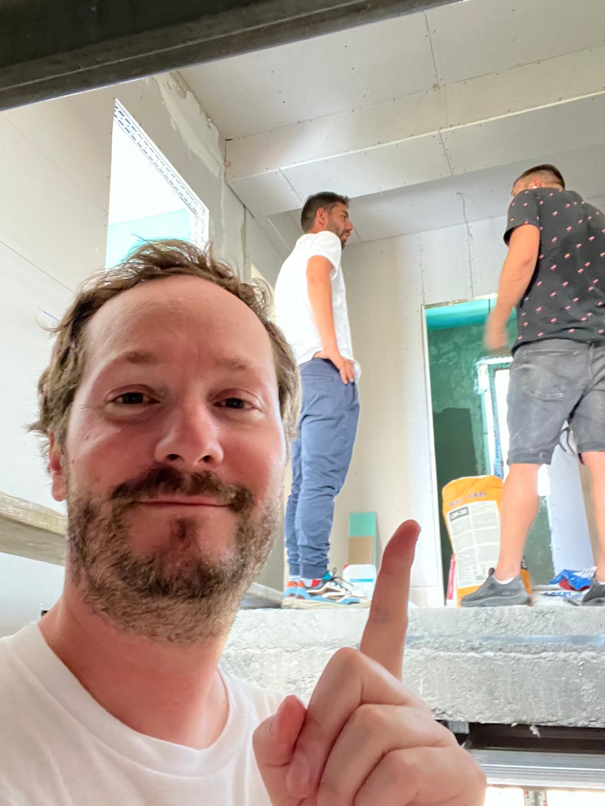 Marian avec son employé pour la construction d'une maison dans le Nord de Bucarest